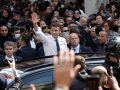 जीत के बाद पहली बार जनता के बीच पहुंचे फ्रांस के राष्ट्रपति इमैनुएल मैक्रों, वोटरों ने टमाटरों से किया स्वागत!