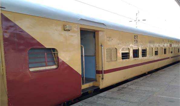 New Delhi Railway Station 28 People Cheated Of Crores Of Rupees In The Name Of Job